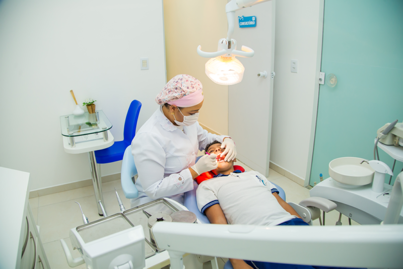 Dentista fazendo tratamento na criança