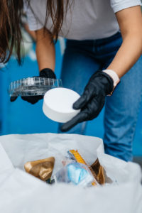 Mulher reciclando embalagens de plástico